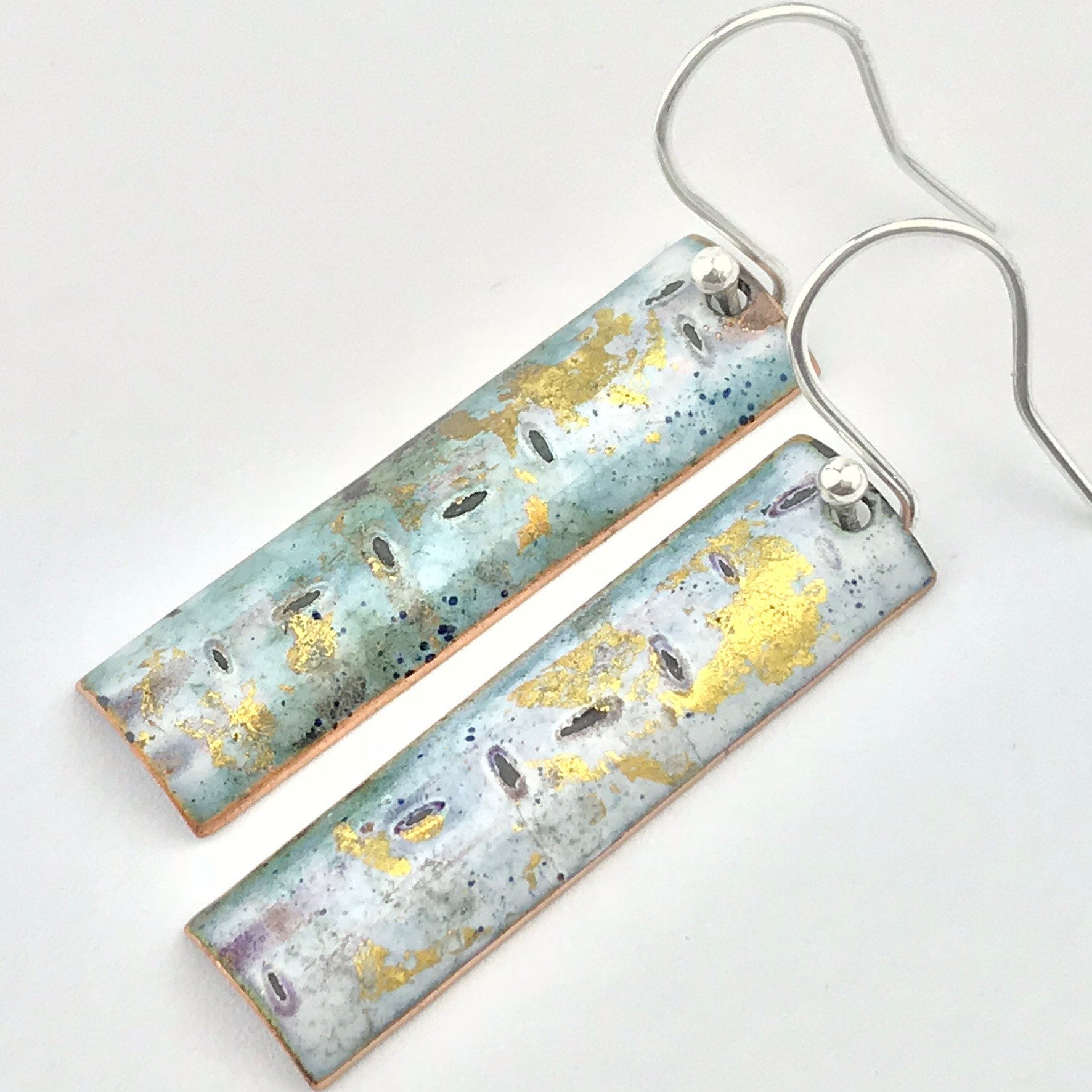 Rechteckige Emaille Ohrringe in Weiß Und Gold Rechteckige Emaille Ohrringe in Weiß Und Gold von Katiejohnstonmaker