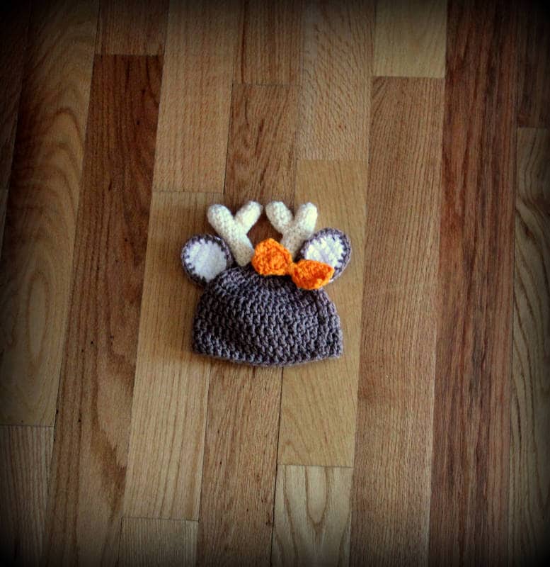 Mädchen Hirschgeweih Hut, Bogen Jagd Raindeer, Winter Foto Requisite, Häkelmütze, Geweih, Baby Bilder, Hirsch Jäger von KatiesLittleMonkeys