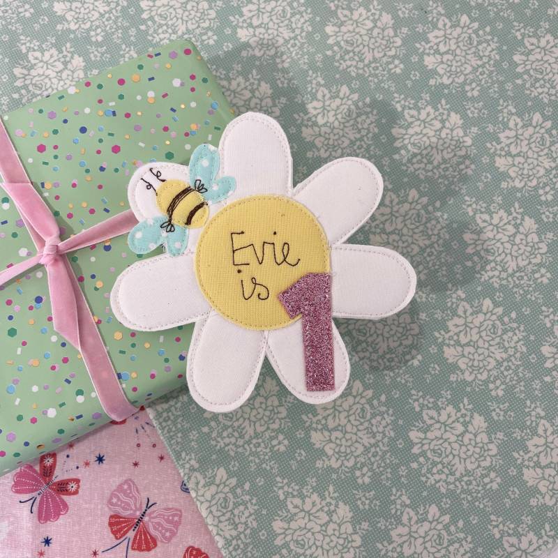 Gänseblümchen-Blumen-Personalisierte Geburtstags-Rosette Gänseblümchen-Blumen-Personalisierte Geburtstags-Rosette von KatiesShed