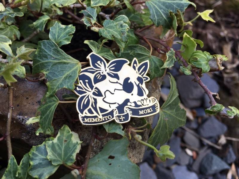 Memento Mori - Gold Und Schwarz 40 Mm Hartemaille Schädelstifte Mit Gummiverschlüssen. Gothic Accessoires, Totenkopf Anstecker, Brosche von Katiewhittleart