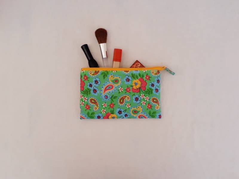 Handgemachte Gefütterte Reißverschlusstasche Aus Wiederverwendetem Stoff - Versandfertig von KatikatiSewing