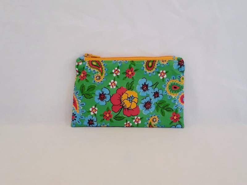 Recycelte Mittelgrüne Florale Reißverschluss Geldbörse - Versandfertig von KatikatiSewing