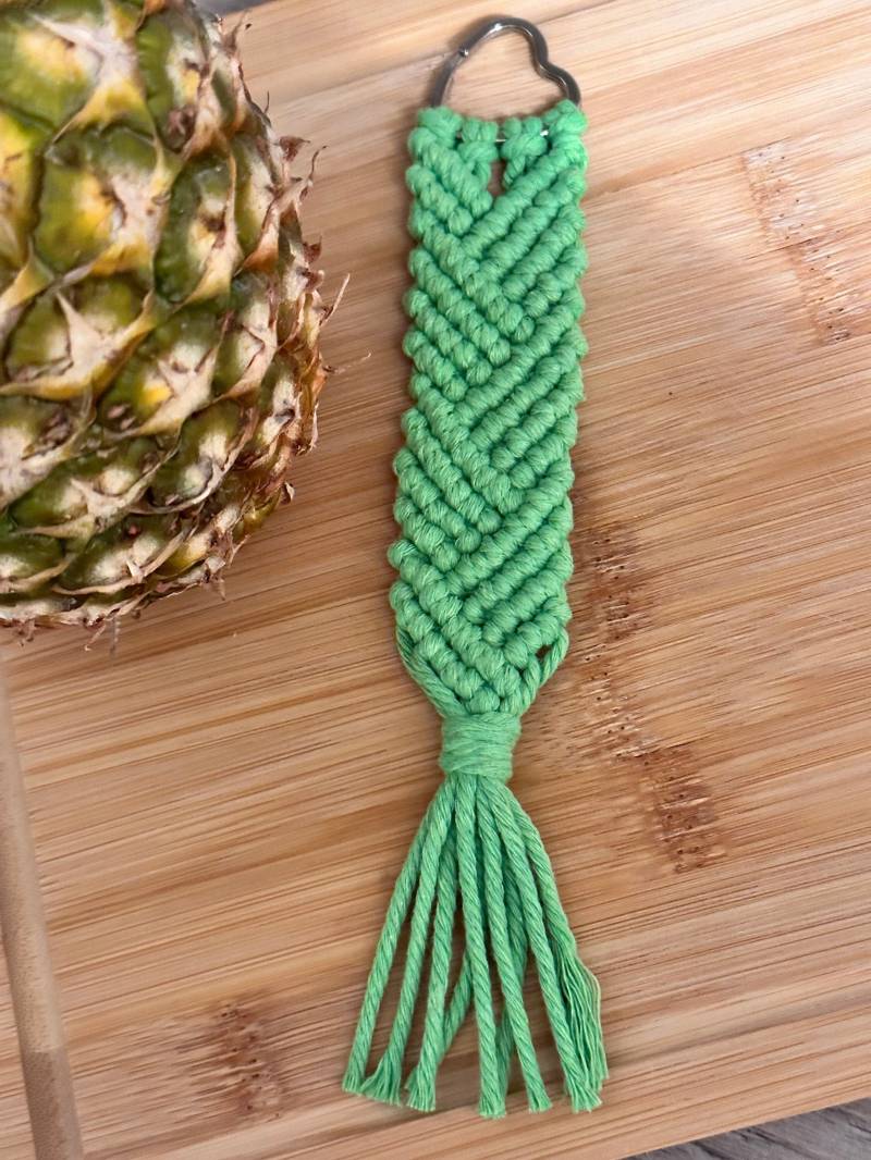 Handgemachte Makramee-Schlüsselanhänger Individuell Anpassbare Geschenkidee Mit Liebe Zum Detail von KatinkaMakramee