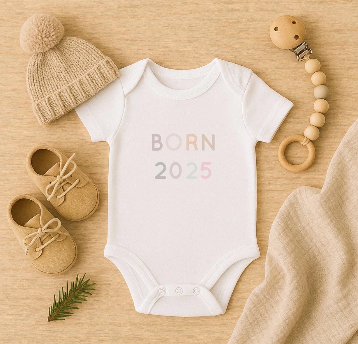 Bügelbild Born 2025 Rosa | Baby Mädchen Junge Bügelbild Born 2025 Rosa | Baby Mädchen Junge von Katiskleinewelt