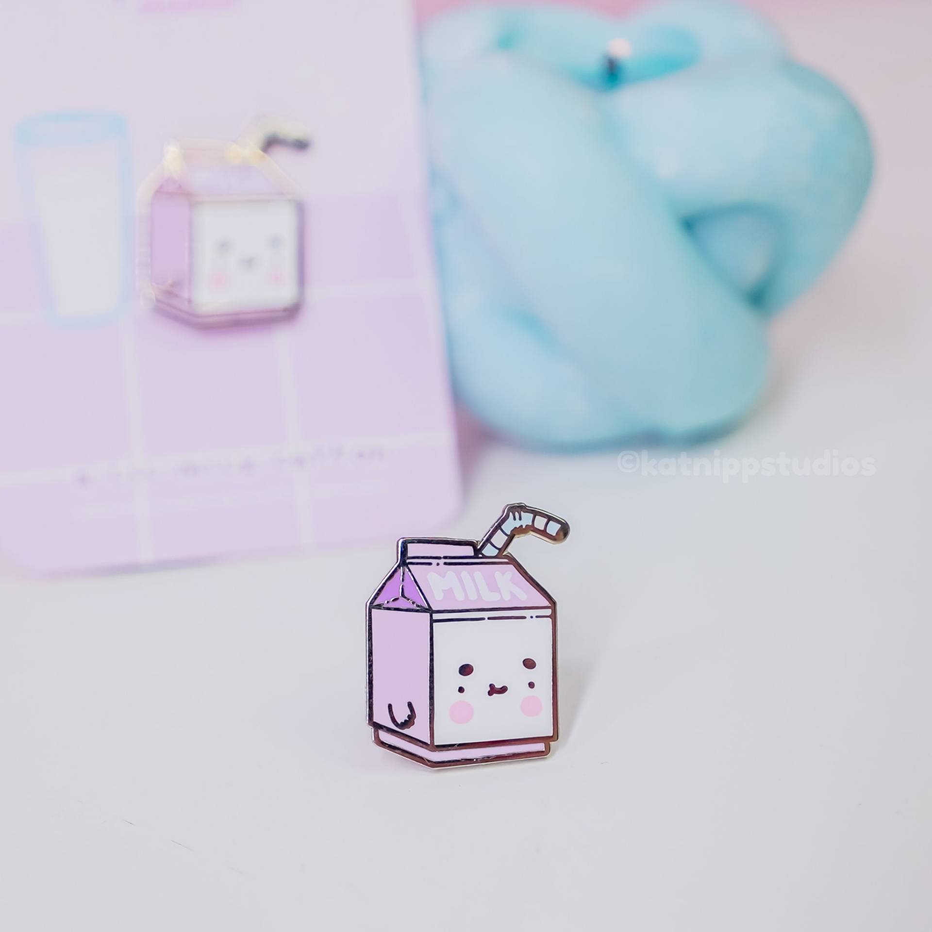 Kawaii Milchtüte Emaille Pin | Süße Tasche & Mode-Accessoire Taschen Anstecker Kawaii Milchtüte Emaille Pin | Süße Tasche & Mode-Accessoire Taschen Anstecker von KatnippStudios