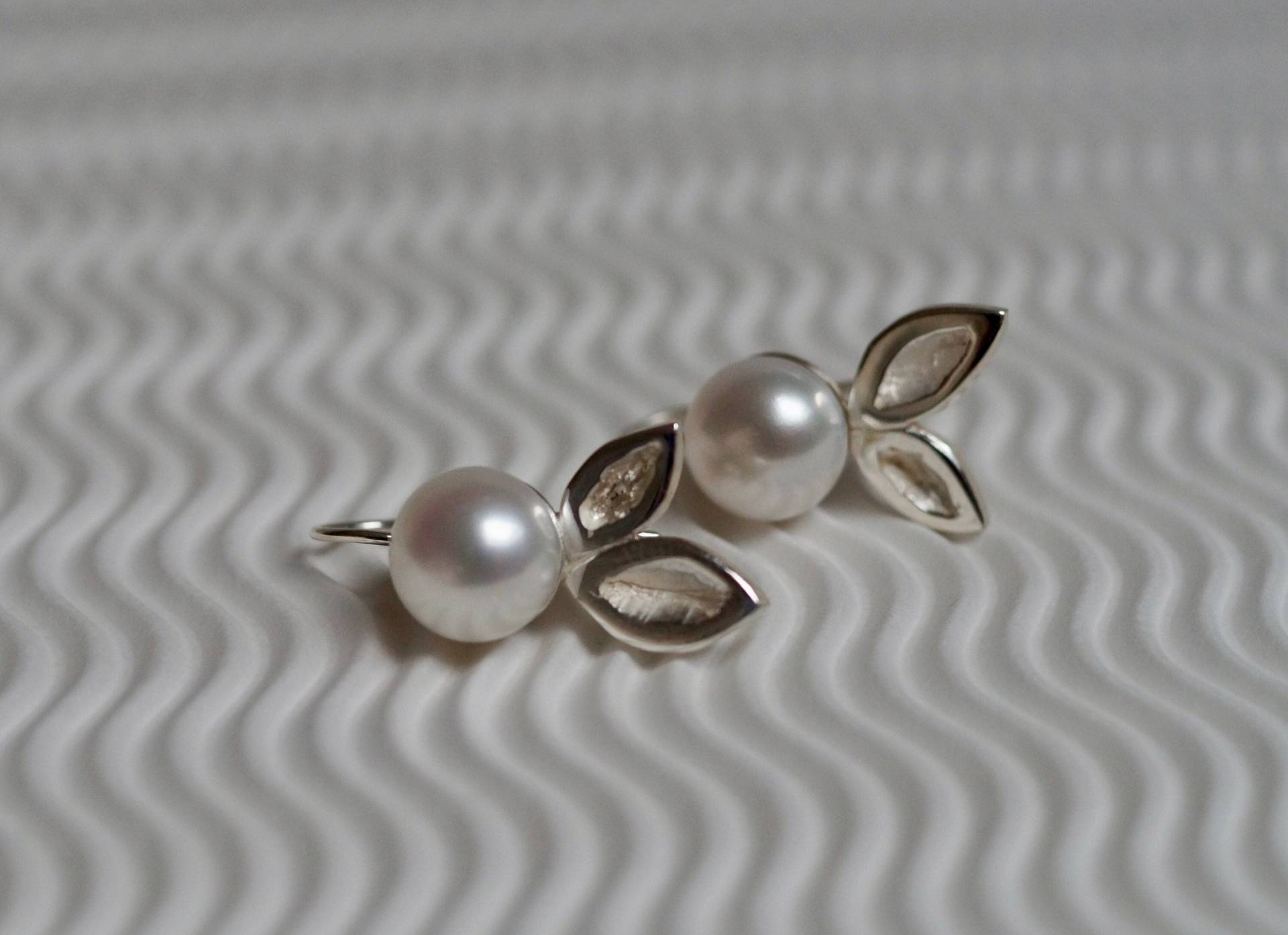 Perlenohrringe Mit Silberblättern - Süßwasserperlen & Handgefertigter Brautschmuck Aus 925 Silber Perlenohrringe Mit Silberblättern - Süßwasserperlen & Handgefertigter Brautschmuck Aus 925 Silber von KatrinDussan