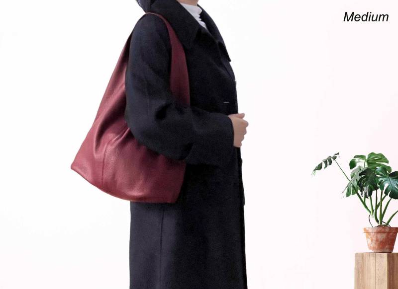 Mittelgroße Burgunder-Rote Leder-Einkaufstasche Sling-Schultertasche, Oberer Griff von KatrinaLeatherBag