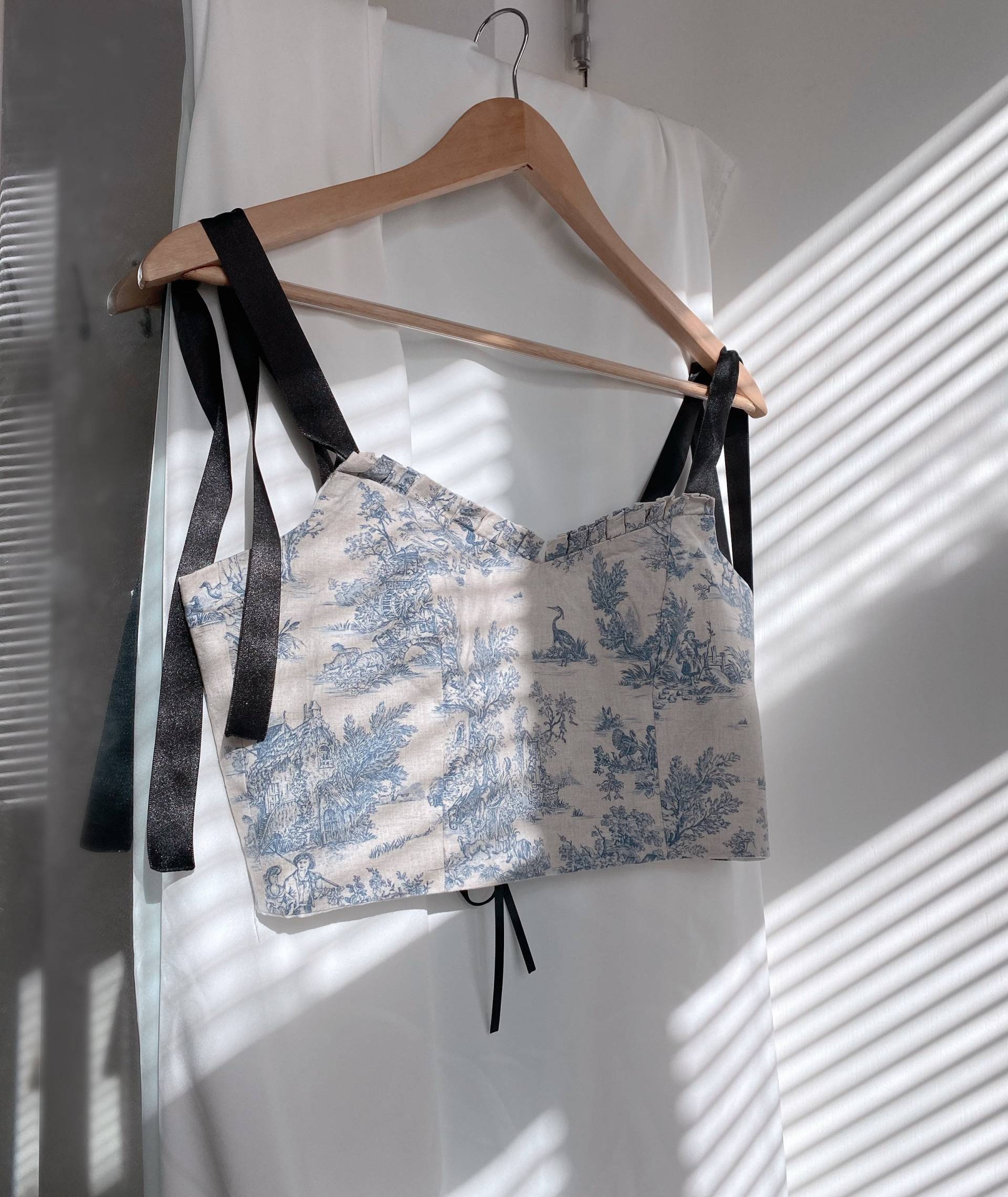 Lea Top Mit Satin Bindebändern Und Korsett-Stil Zurück in Blau, Handarbeit, Auf Bestellung Gefertigt | Studio.katya Lea Top Mit Satin Bindebändern Und Korsett-Stil Zurück in Blau, Handarbeit, Auf Bestellung Gefertigt | Studio.katya von KatrinaZaharova