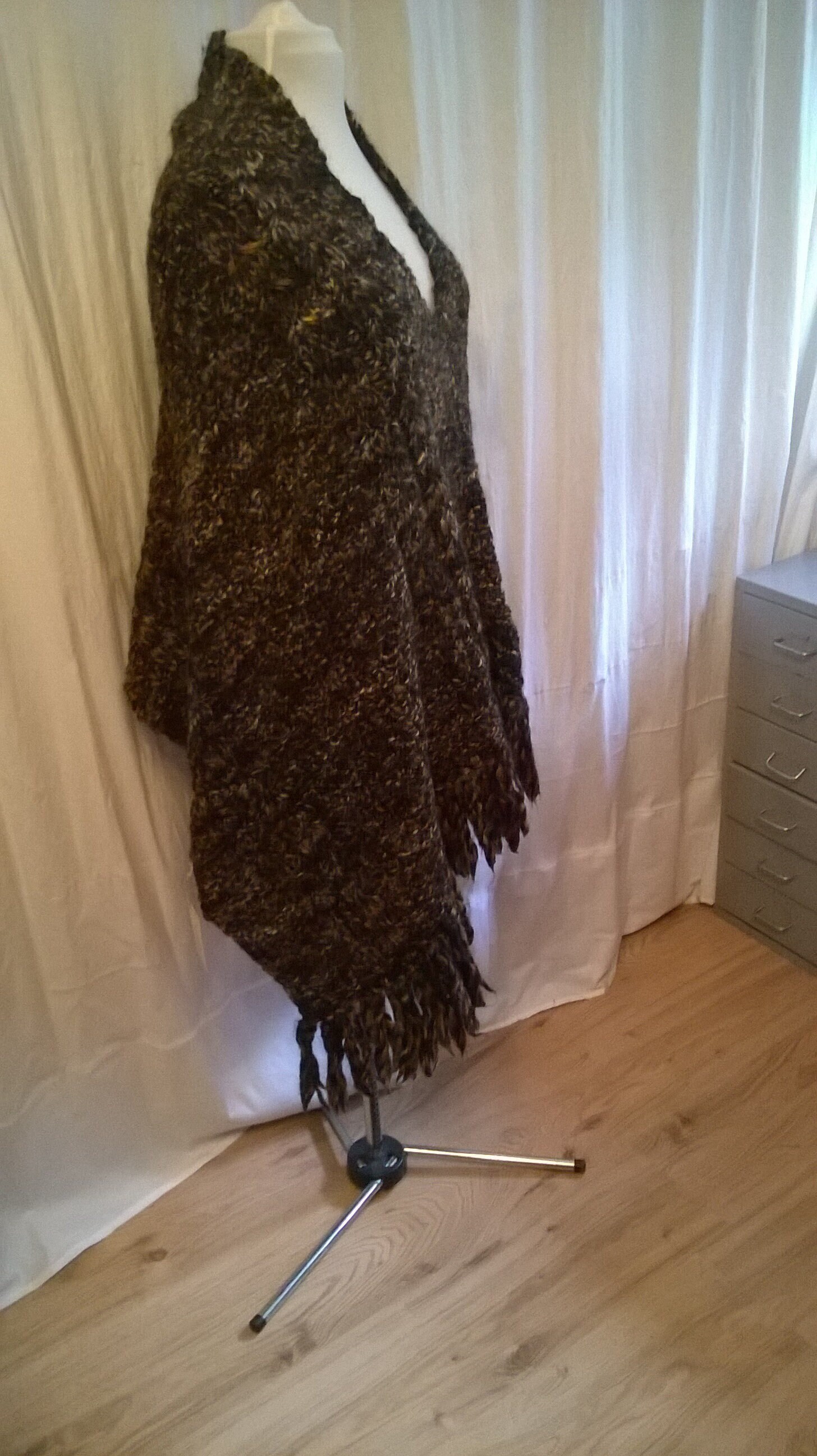 Hangestrickter Poncho Hangestrickter Poncho von Katrinmode