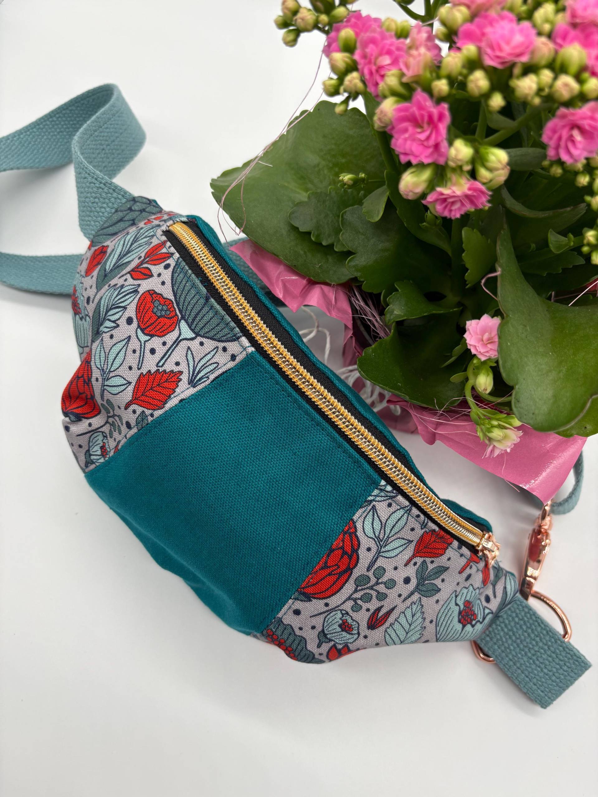 Bunte Hüfttasche Aus Canvas Mit Blumen - Moderne Festival Tasche, Handgenäht Und Hochwertig Verarbeitet Bunte Hüfttasche Aus Canvas Mit Blumen - Moderne Festival Tasche, Handgenäht Und Hochwertig Verarbeitet von KatrinsFarbwelt
