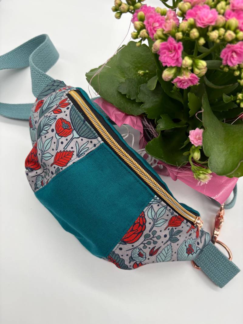 Bunte Hüfttasche Aus Canvas Mit Blumen - Moderne Festival Tasche, Handgenäht Und Hochwertig Verarbeitet Bunte Hüfttasche Aus Canvas Mit Blumen - Moderne Festival Tasche, Handgenäht Und Hochwertig Verarbeitet von KatrinsFarbwelt