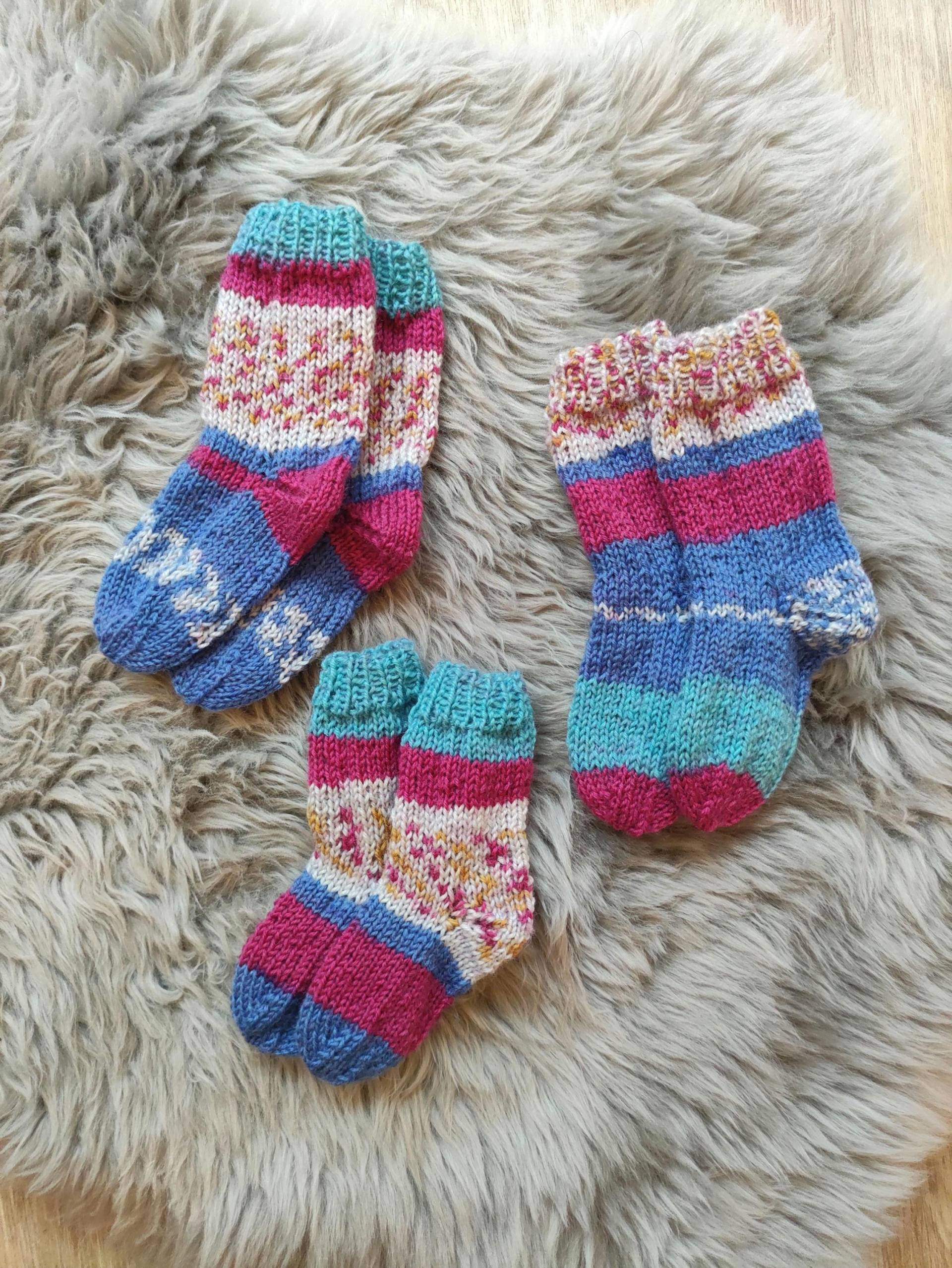 Handgestrickte Wollsocken in Den Größen 16/17/18 Für Neugeborene/Babys/ Kleinkinder Bis Ca. 9 Monate/ Bunt-Gemustert Und Kuschelweich von KatrinsKraemerladen