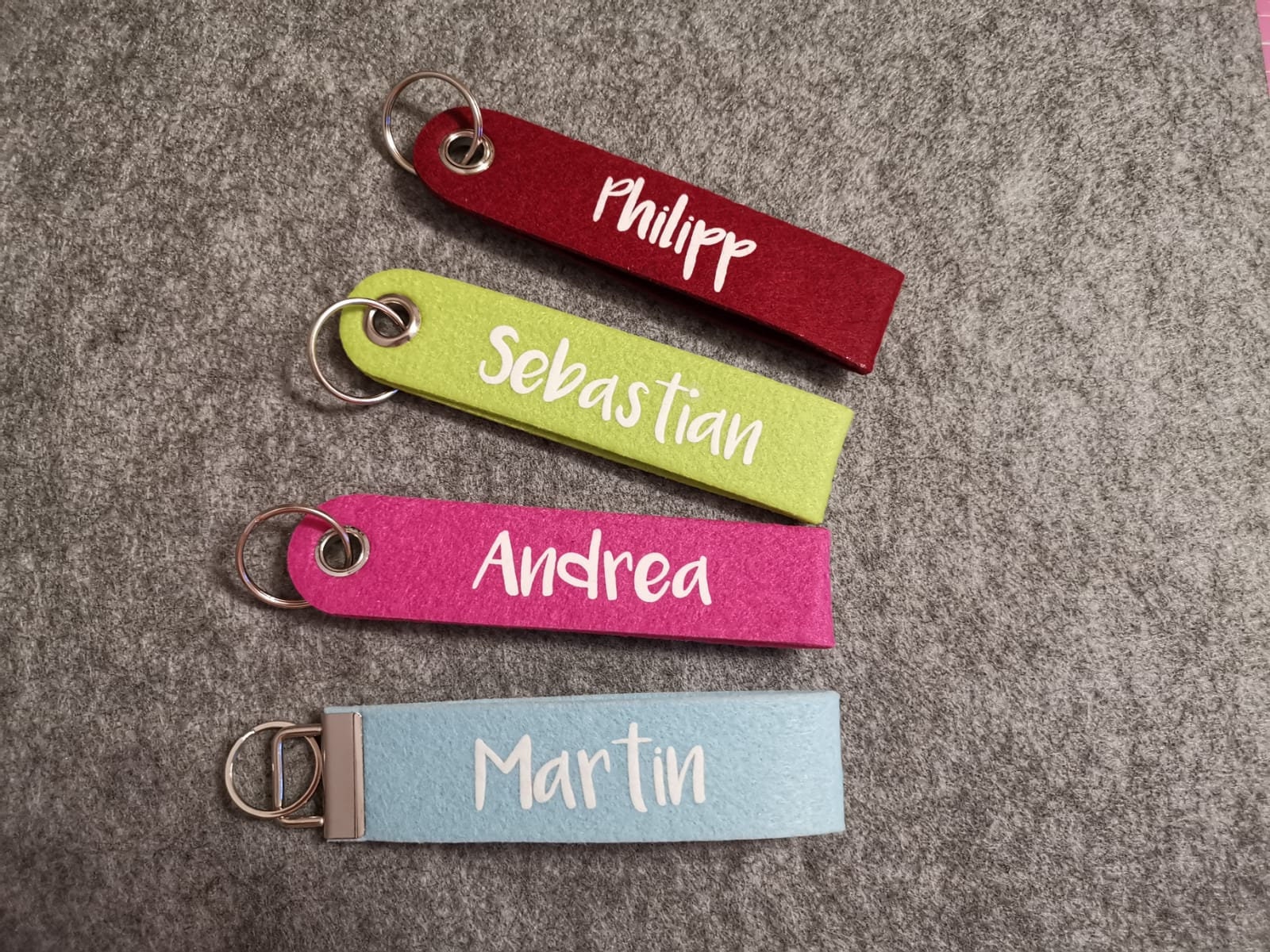 Filzlasche/Schlüsselanhänger Geburtstagsgeschenk, Geschenk, Auch Personalisiert, Filz Filzlasche/Schlüsselanhänger Geburtstagsgeschenk, Geschenk, Auch Personalisiert, Filz von KatrinsKreativHouse