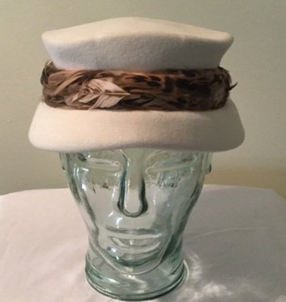 Vintage Creme Farbe Hut Mit Feder Band Rand 1930Er Jahre 1940Er von KatsCaboodle