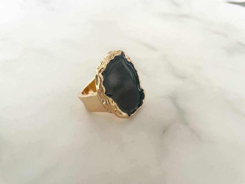 Großer Schwarz-Gold Statement Ring von KatsJewellery1