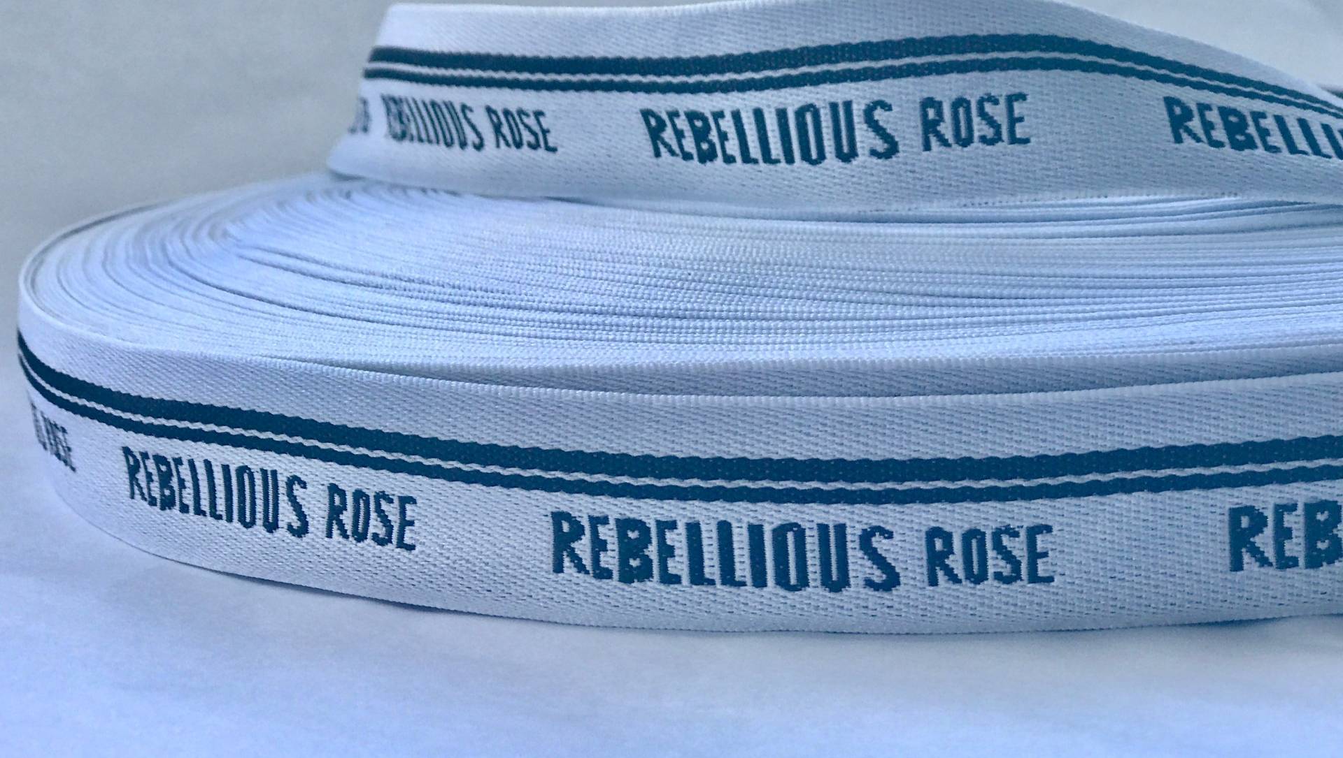 Benutzerdefiniertes Jacquard-Band, Personalisiertes Band, Jacquard-Benutzerdefiniertes Gewebtes Etiketten, Benutzerdefiniertes Band Benutzerdefiniertes Jacquard-Band, Personalisiertes Band, Jacquard-Benutzerdefiniertes Gewebtes Etiketten, Benutzerdefiniertes Band von KatsSideKicks