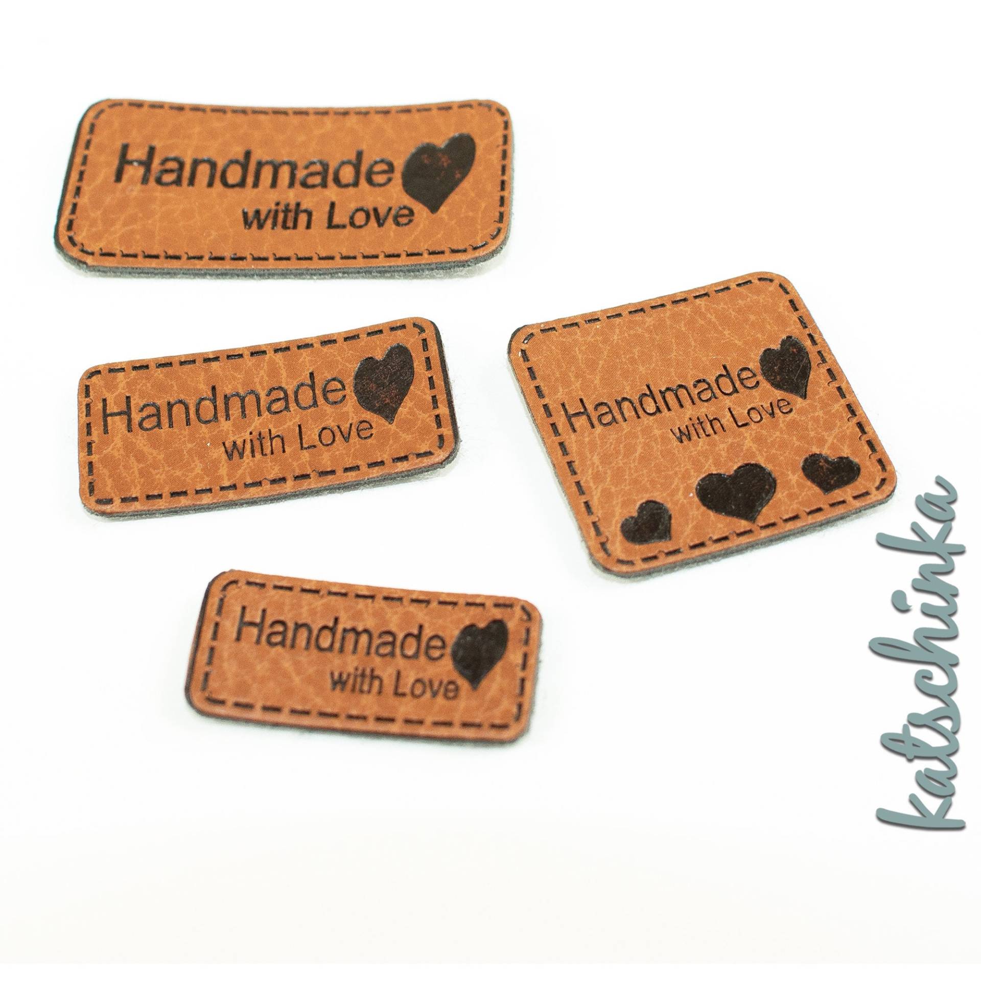 Kunstleder Label - Handmade With Love | 4 Stück, Handmade, Etiketten, Kunstleder-Labels, Kleidungsetiketten Kunstleder Label - Handmade With Love | 4 Stück, Handmade, Etiketten, Kunstleder-Labels, Kleidungsetiketten von KatschinkaDesign