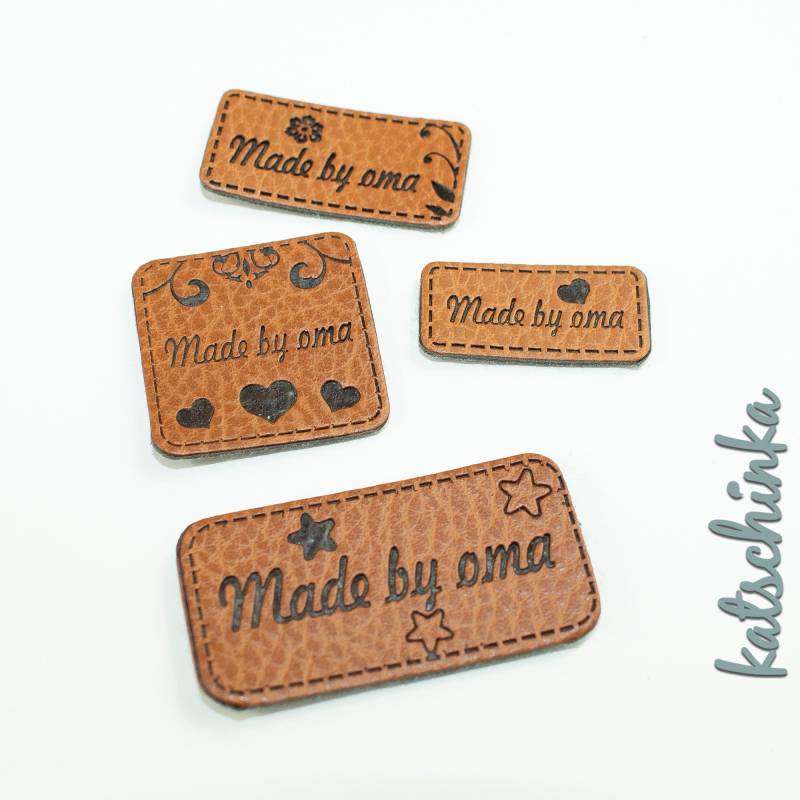 Kunstleder Label - Made By Oma | 4 Stück, Handmade, Etiketten, Kunstleder-Labels, Kleidungsetiketten Kunstleder Label - Made By Oma | 4 Stück, Handmade, Etiketten, Kunstleder-Labels, Kleidungsetiketten von KatschinkaDesign