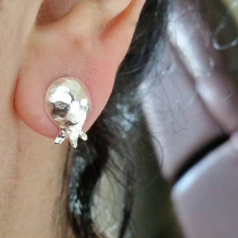 Gehämmerte Sterling Silber Ohrstecker Mit Granatapfel Zierlicher Damen Schmuck von Kattyoosh