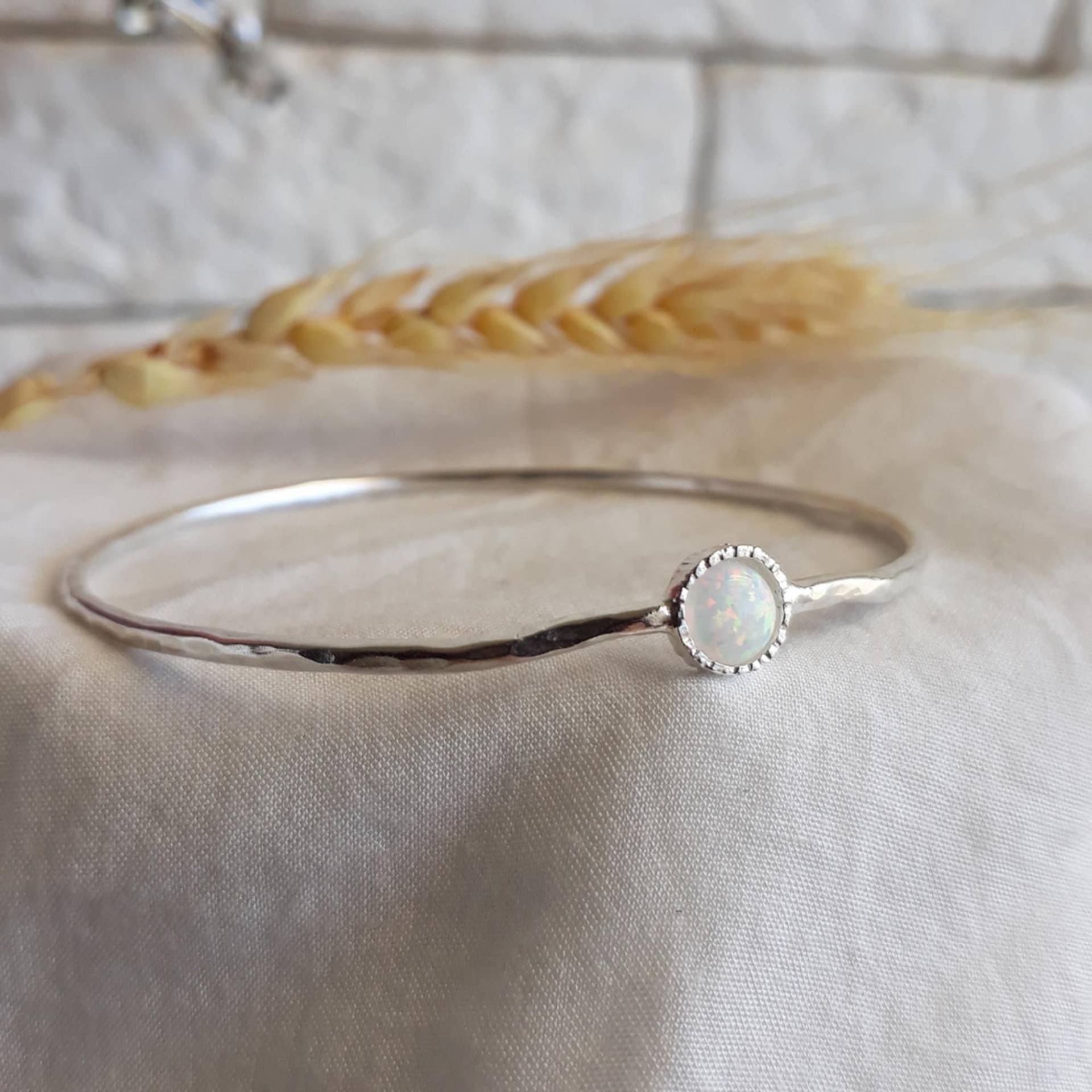 Gehämmerter Sterling Silber Armreif Opal Stacking Armreif von Kattyoosh