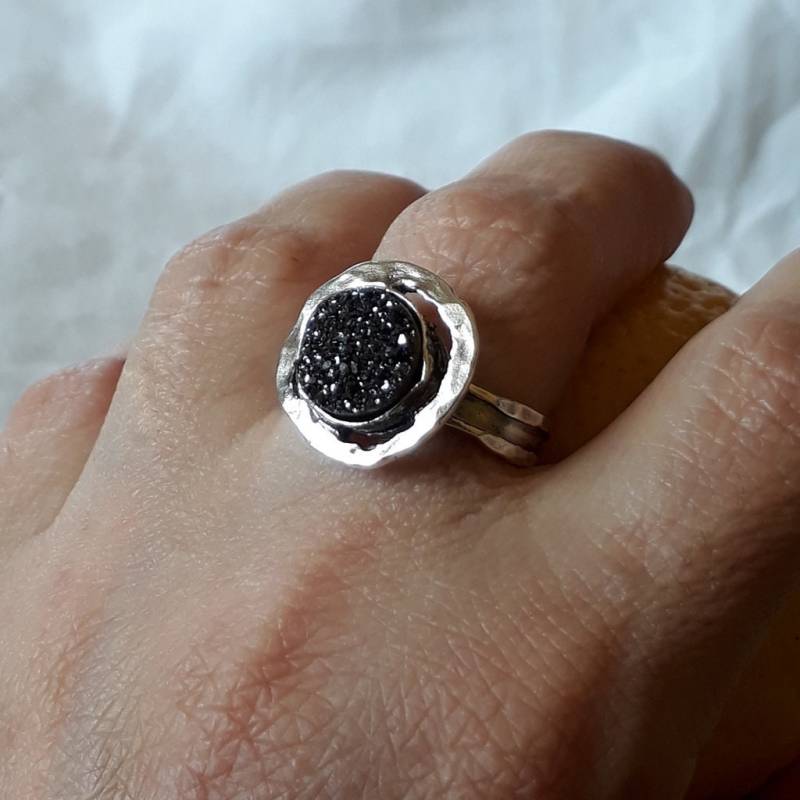 Gehämmerter Sterling Silber Druzy Quarz Ring Roher Edelstein Statement Ring von Kattyoosh