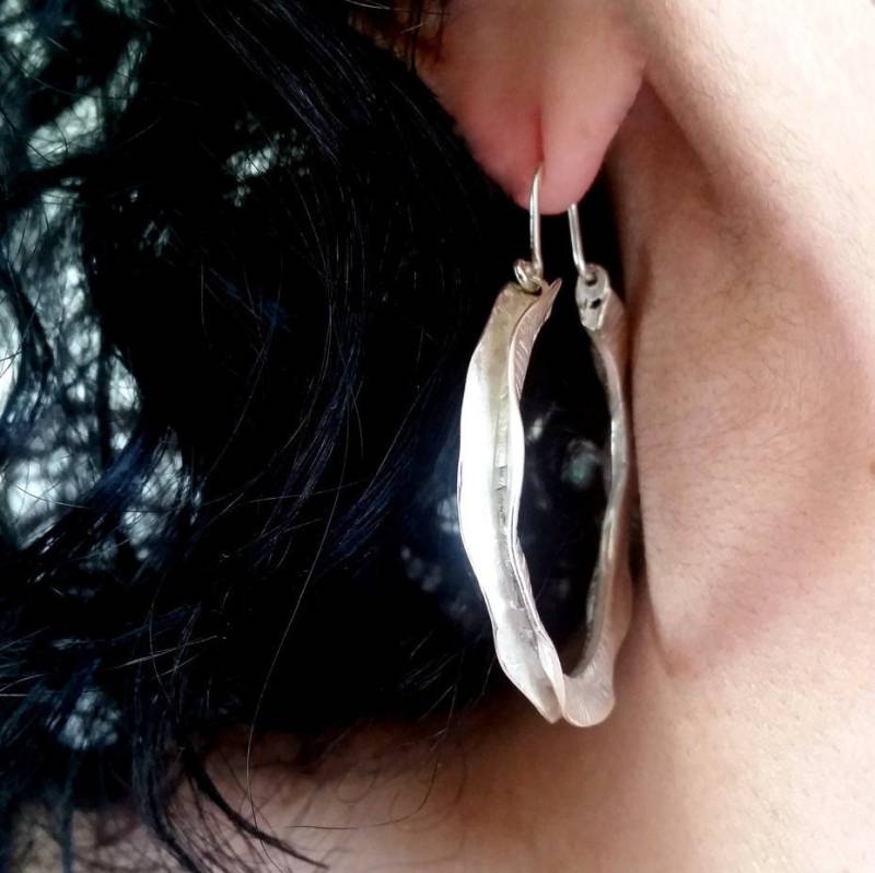 Große Sterling Silber Creolen Geätztes Dangle Design von Kattyoosh