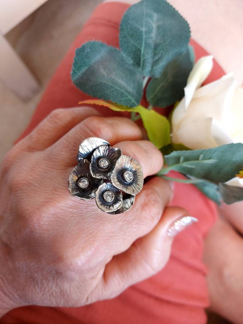 Großer Blumen-Ring Aus Silber Handwerker-Blumenstrauß-Ring Mit Quarz von Kattyoosh