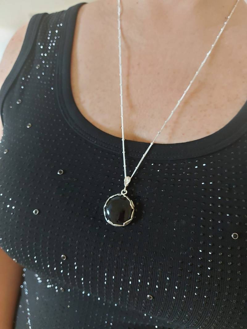 Handgefertigte Silberkette Mit Onyx Anhänger Graviertem Blatt, Modernes Schmuckstück von Kattyoosh