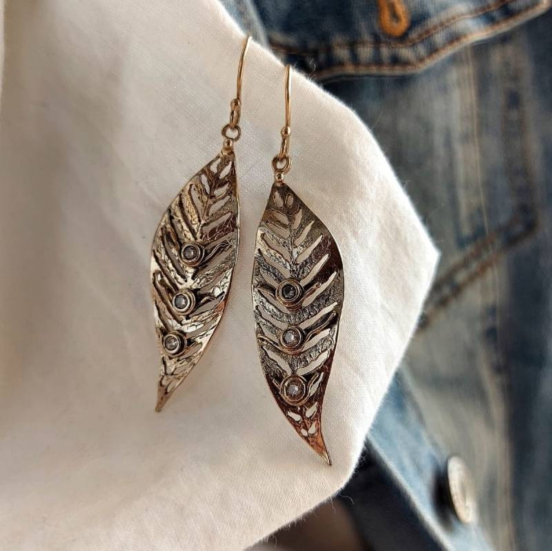 Handgemachte Sterling Silber Blatt Ohrringe Mit Quarz von Kattyoosh