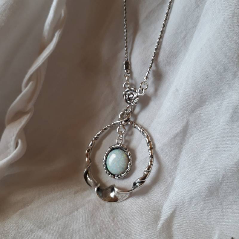 Handgemachte Sterling Silber Opal Halskette Chunky Twisted Anhänger von Kattyoosh