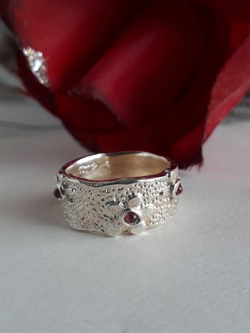 Handgemachter Breiter Bandring Aus 925Er Silber Gravierte Blumen & Granat von Kattyoosh