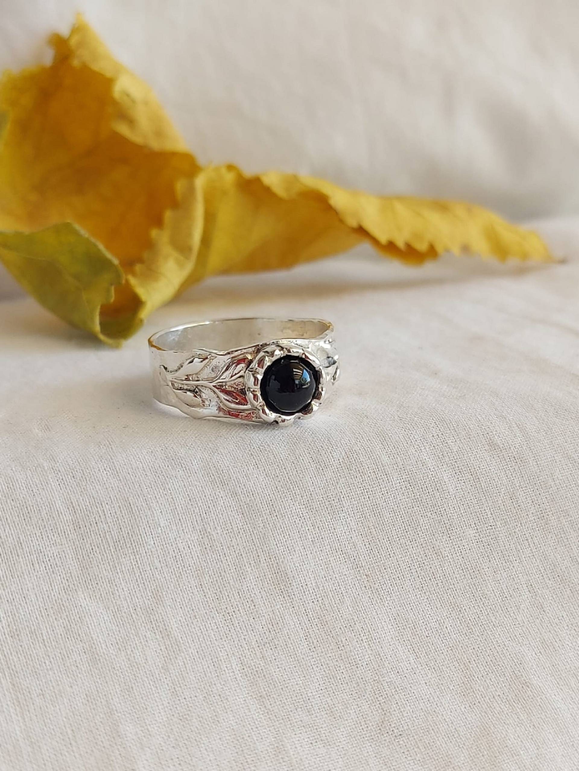 Herrenring Sterlingsilber Schwarzer Onyx Handgemachter Zweig Textur Band von Kattyoosh