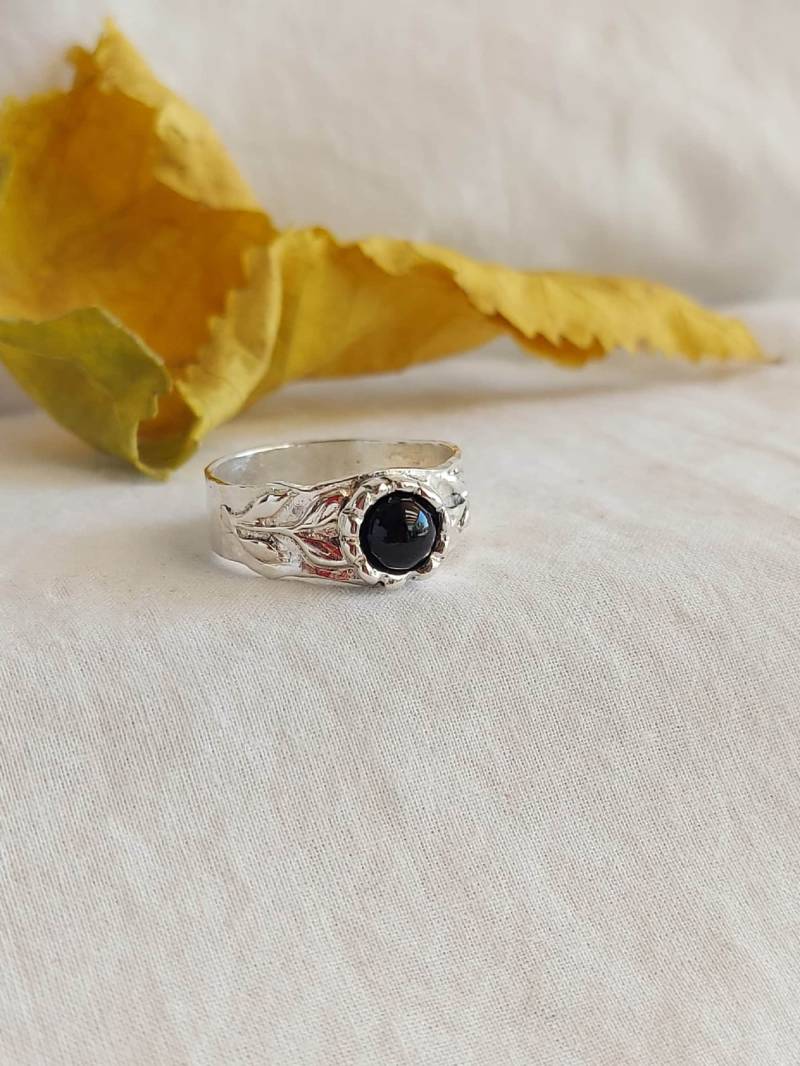 Herrenring Sterlingsilber Schwarzer Onyx Handgemachter Zweig Textur Band von Kattyoosh