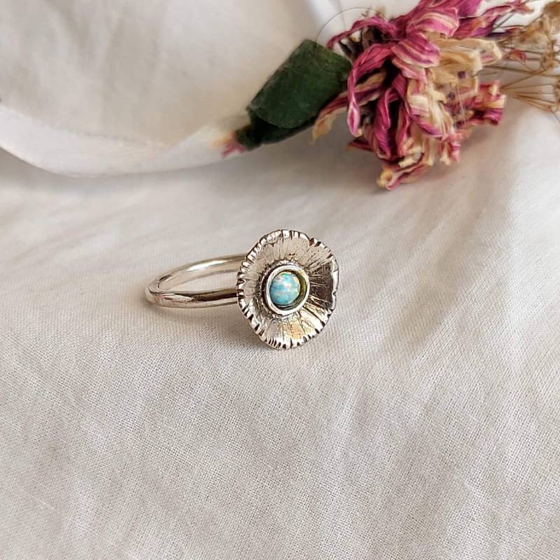 Kirschblüte 925 Silberring Zierlicher Opal Blumenkranz von Kattyoosh