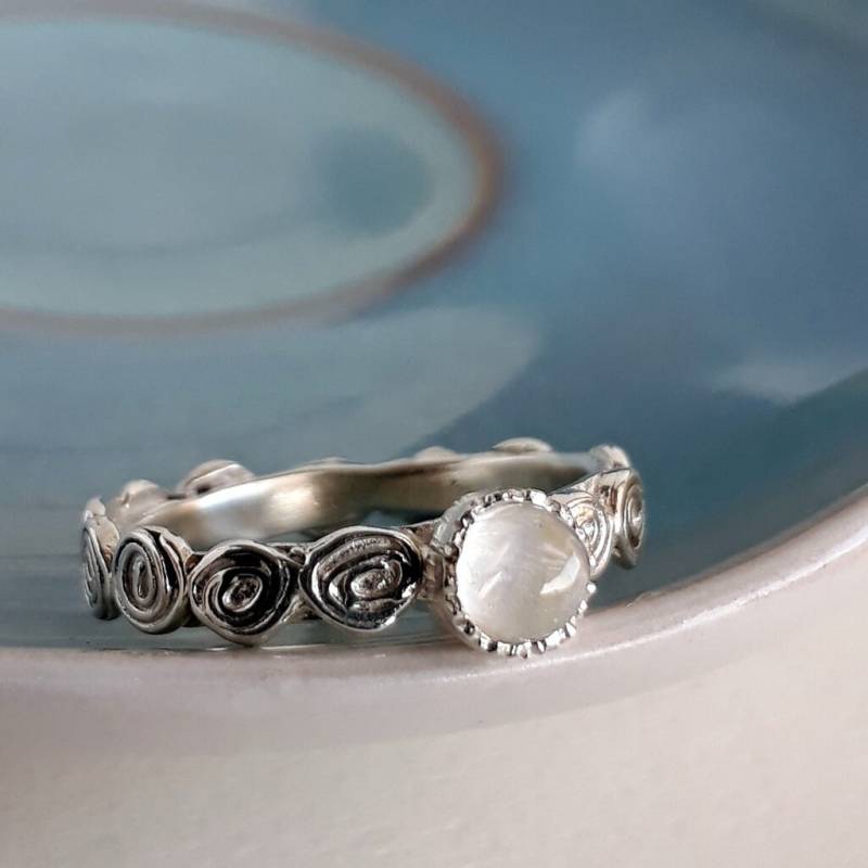 Mondstein Silber Ring Handgemachte Spirale Band von Kattyoosh
