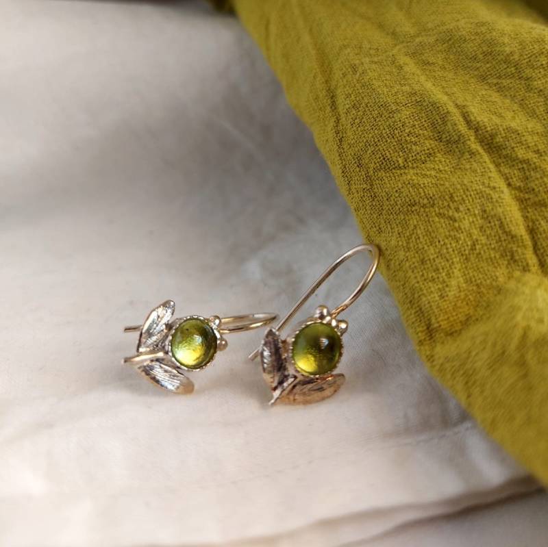 Peridot Sterlingsilber Blumen Ohrringe Zierlicher Grüner Edelstein Schmuck von Kattyoosh