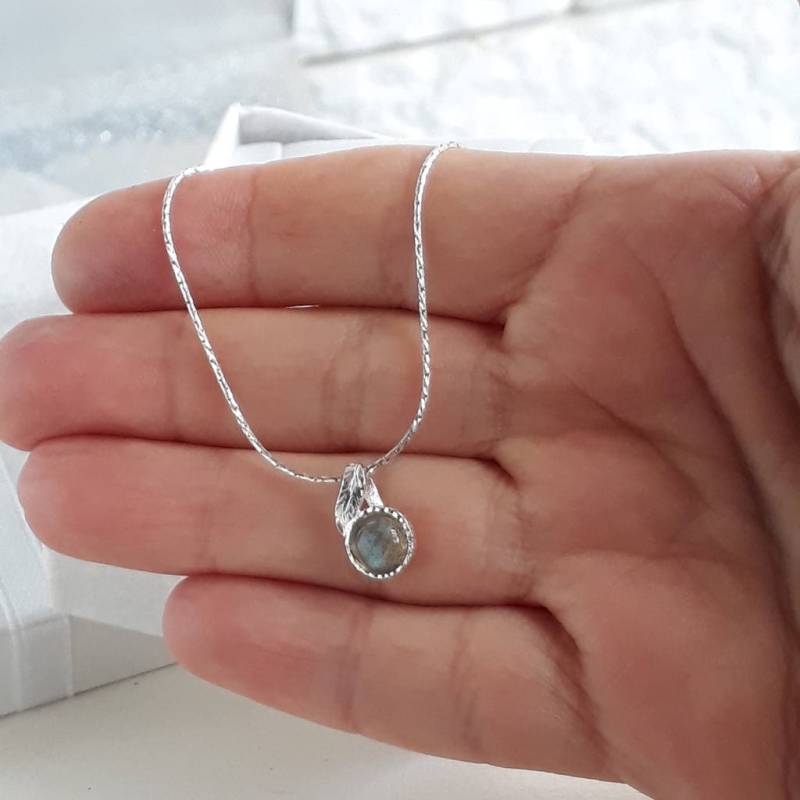 Personalisierte Geburtssteinkette Zierlicher Silberanhänger Mit Blatt, Natürlicher Edelstein von Kattyoosh