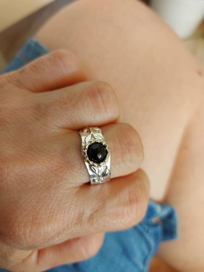 Schwarzer Onyx Sterlingsilber Ring - Handgemachter Zweig Struktur Band von Kattyoosh