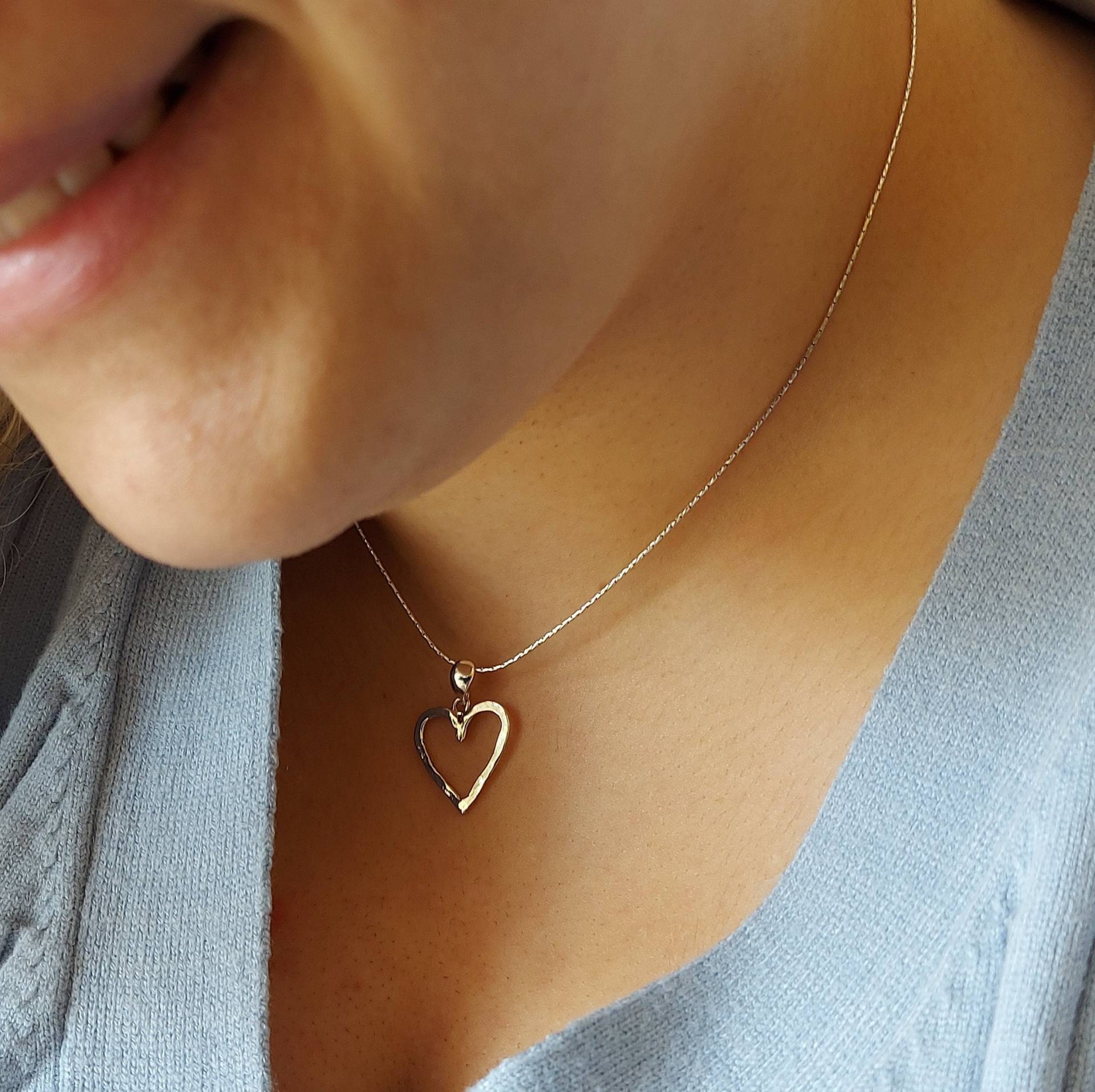 Silber Herz Halskette, Minimalist Schmuck, Zierliche Anhänger, Alltagskleidung, Geschenk Für Mama, Liebhaber Geschenk, Mädchen von Kattyoosh