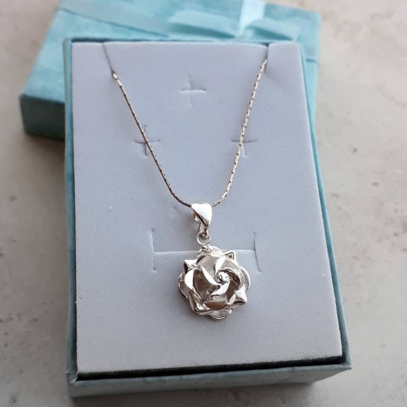 Silber Rose Halskette Handgemachtes Blumen Schmuck Geschenk von Kattyoosh