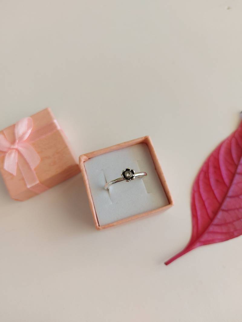 Sterling Silber Blumen-Ring Zierlicher Quartz Stapelring von Kattyoosh