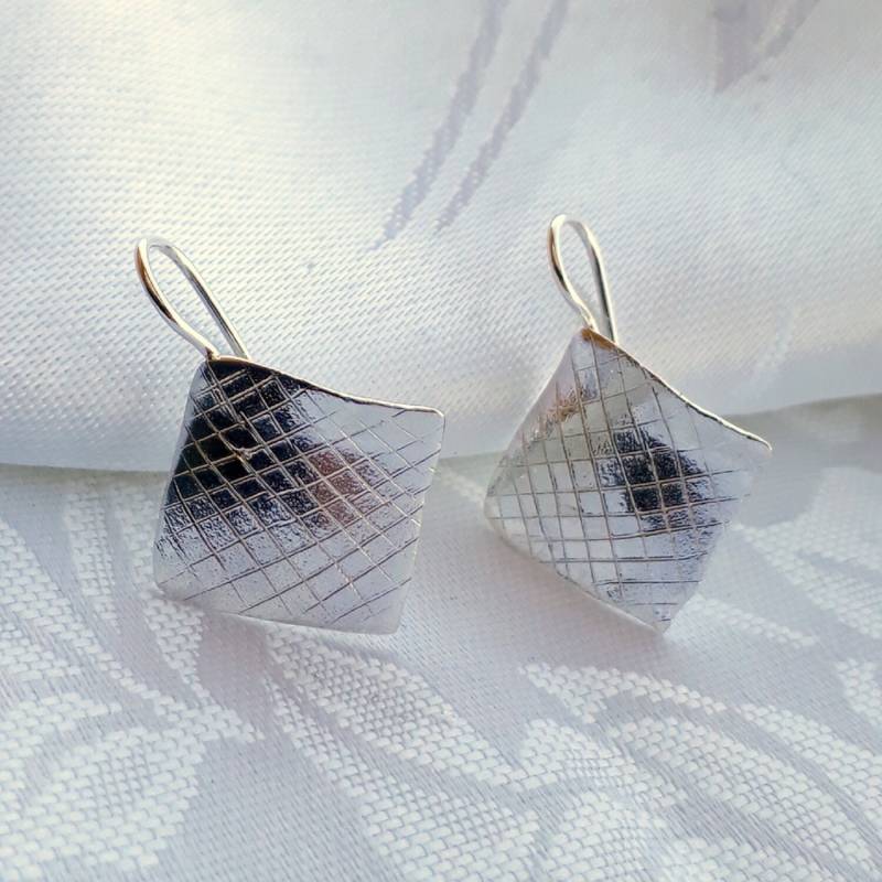 Sterling Silber Quadrat Ohrringe Strukturierter Statement Schmuck von Kattyoosh