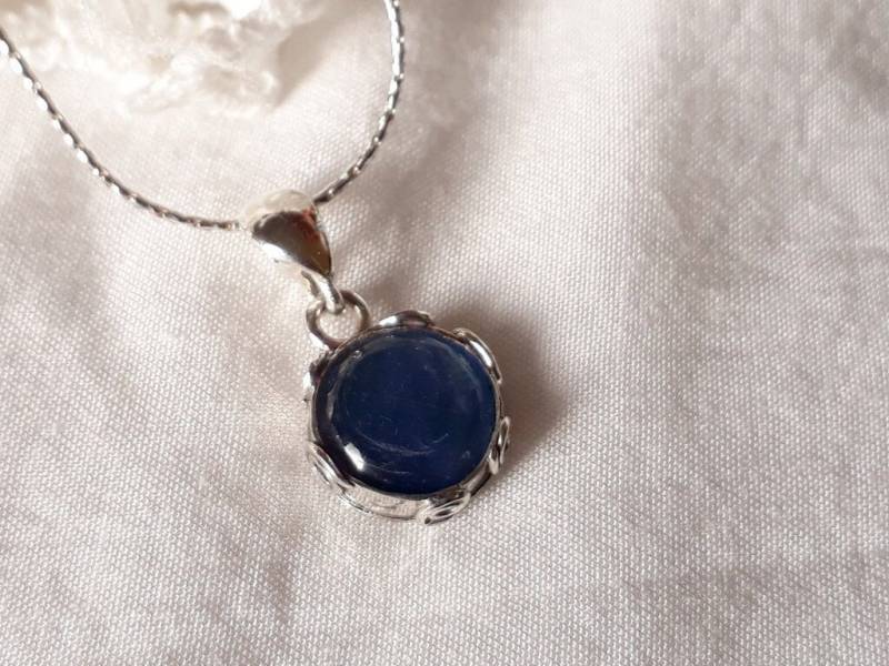 Zierliche Kyanit Anhänger Sterling Silber Blumen Design von Kattyoosh