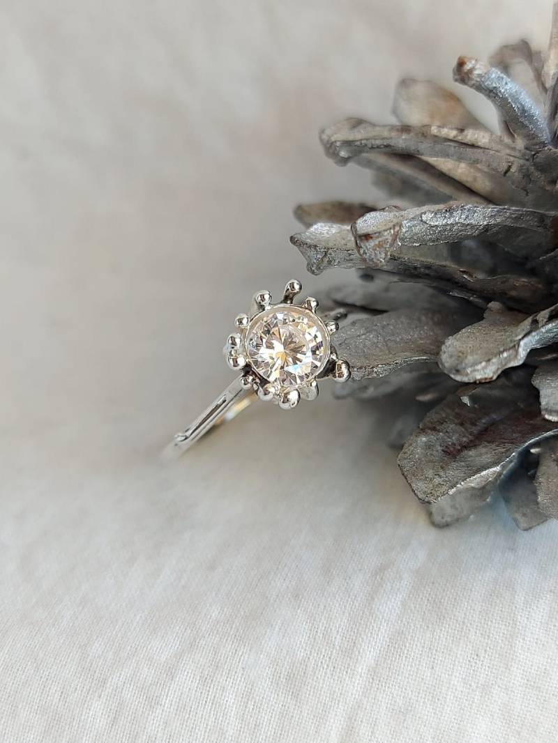 Zierlicher Sterling Silber Quarz Ring Rustikale Blume Verlobungsring von Kattyoosh