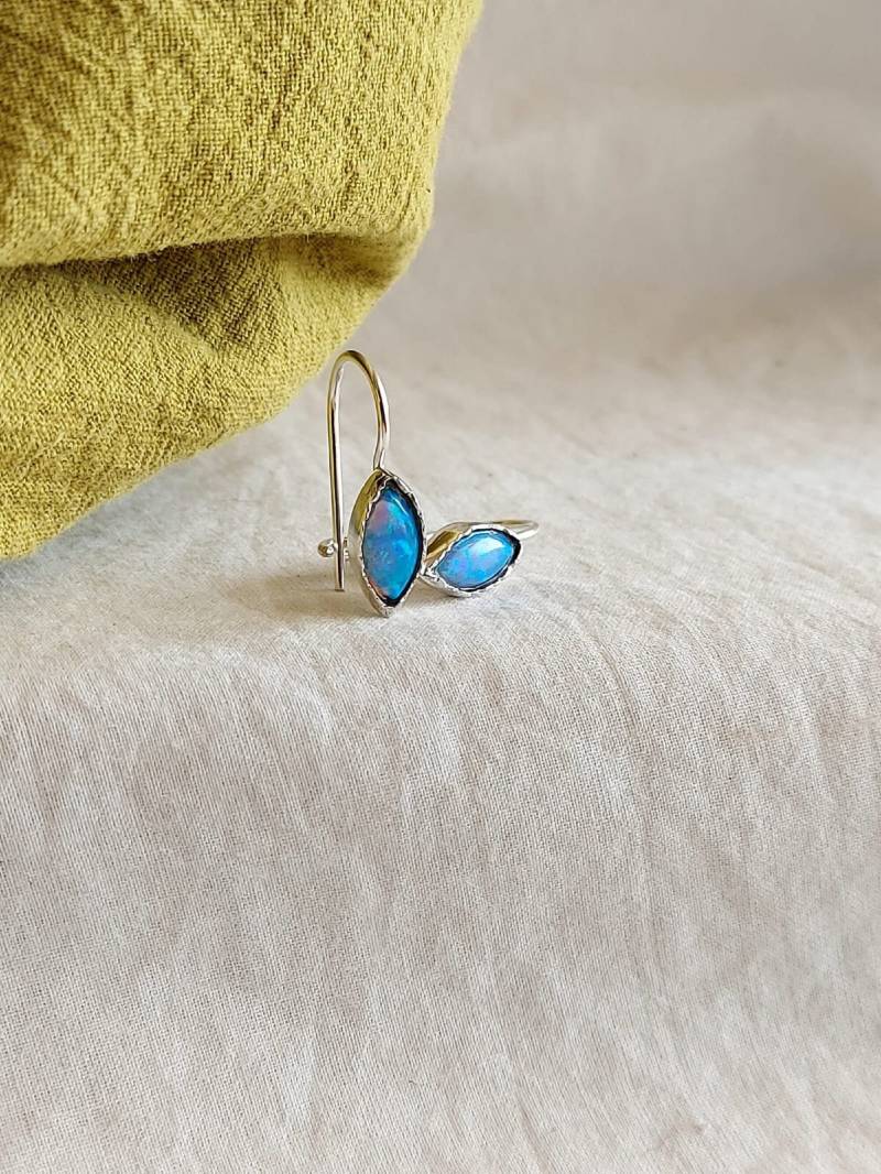 sterling Silber Blauer Opal Tropfen Ohrringe Handgemachte Teardrop Schmuck von Kattyoosh