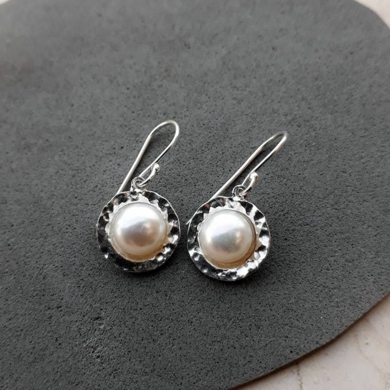 sterling Silber Perle Tropfen Ohrringe Gehämmerter Brautschmuck von Kattyoosh