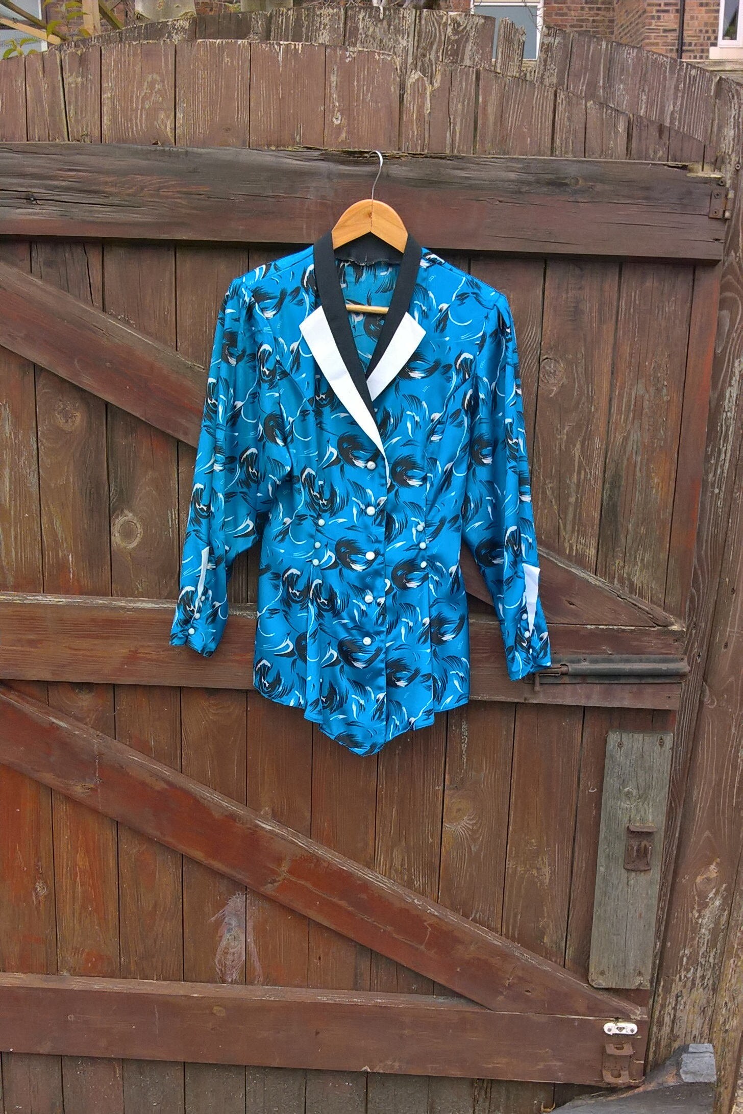80Er Jacke Aus Kunstseide, Blau Gemustert Mit Weißen Knopfdetails, Gr. 8/10, 4/6 80Er Jacke Aus Kunstseide, Blau Gemustert Mit Weißen Knopfdetails, Gr. 8/10, 4/6 von KatyFromTheBlock