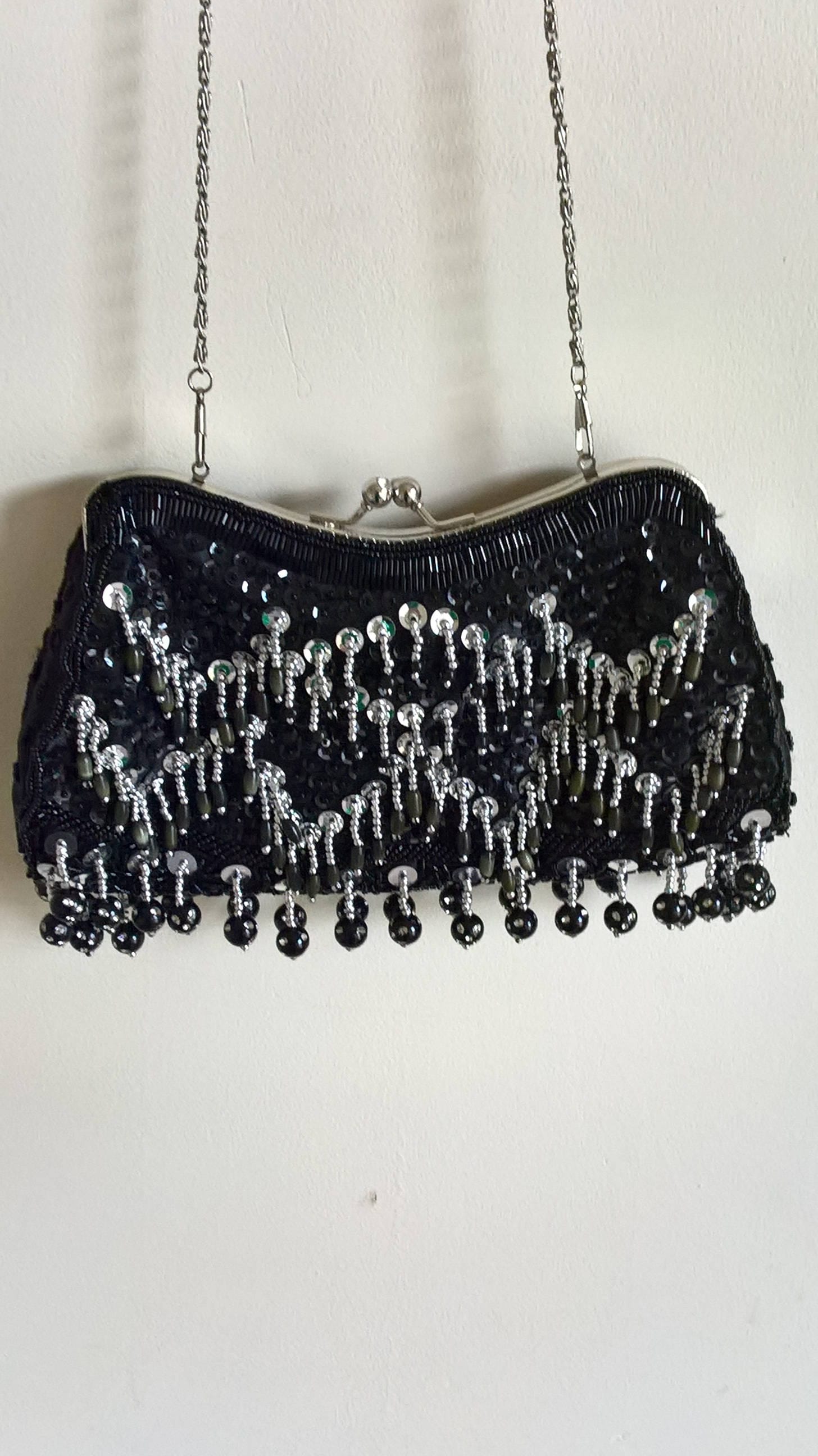 Abendtäschchen, Abendtasche, Mit Pailletten Besetzt, 60Er Jahre, Schwarz Silbernem Und Olivgrünem Detail Abendtäschchen, Abendtasche, Mit Pailletten Besetzt, 60Er Jahre, Schwarz Silbernem Und Olivgrünem Detail von KatyFromTheBlock