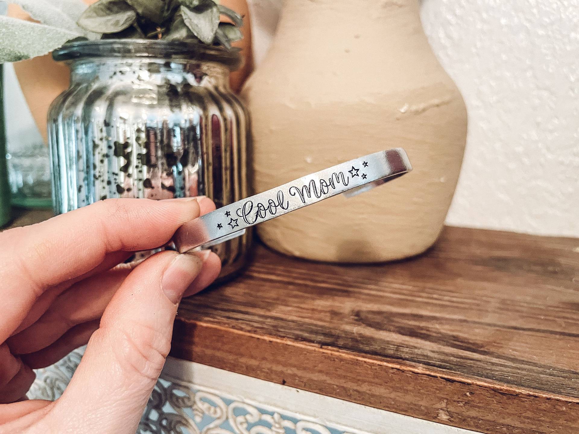 Coole Mom Manschette Armband - Millennial Cool Ich Bin Eine Coole Mutter Neue Geschenk Babyparty Push Spaß Coole Mom Manschette Armband - Millennial Cool Ich Bin Eine Coole Mutter Neue Geschenk Babyparty Push Spaß von KatyRyanDesigns