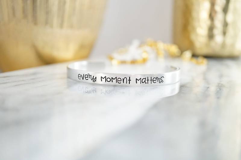 Handgestempeltes Aluminium Armreif Inspirierend "Every Moment Matters' von KatyRyanDesigns